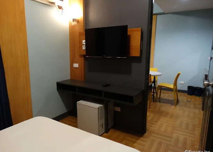 Leesons Residences Hotel